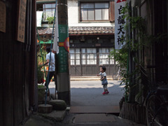 路地の向こう側