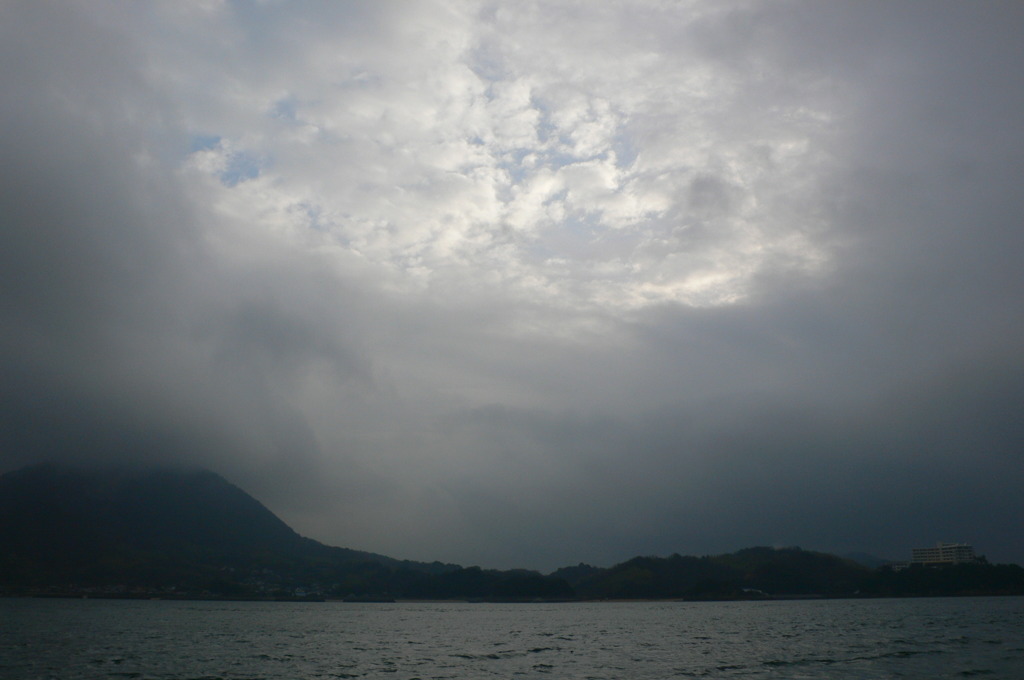 暗雲の中の光