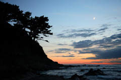 三日月が輝く夕暮れ