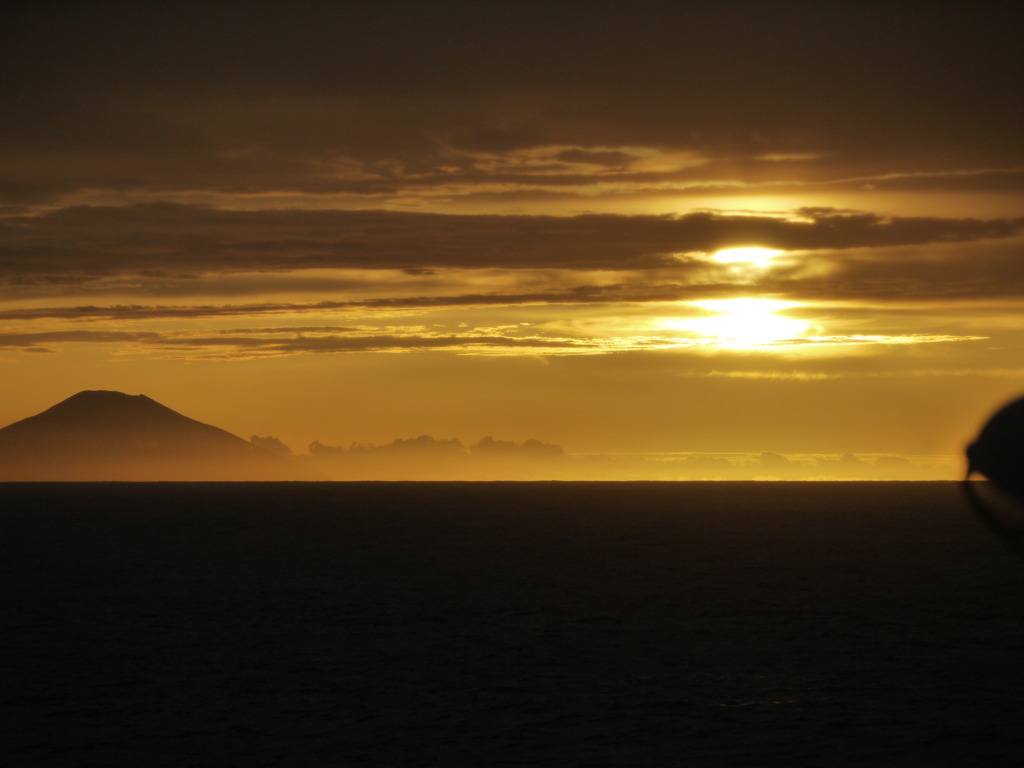 八丈島に沈む夕日