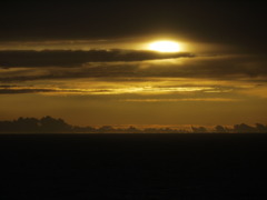 船の上からの夕日