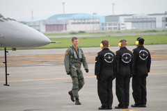 F-16 demo flight グラウンドクルーとのハンドシェイク 千歳航空際