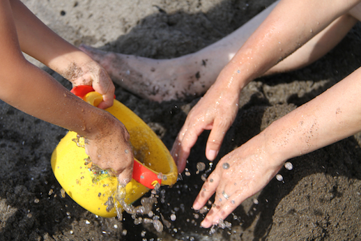 夏の泥遊び