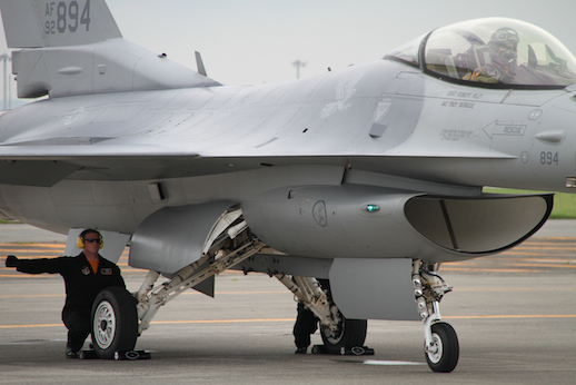 F-16 demo flight タキシング前のチェック 千歳航空際