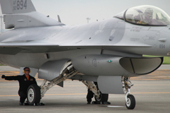 F-16 demo flight タキシング前のチェック 千歳航空際