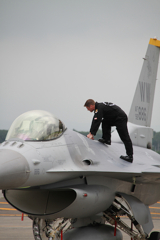 F-16 demo flight 機体のチェック 千歳航空際