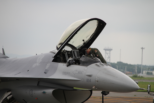 F-16 demo flight 機体に乗り込むパイロット 千歳航空際