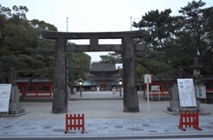 おごそか