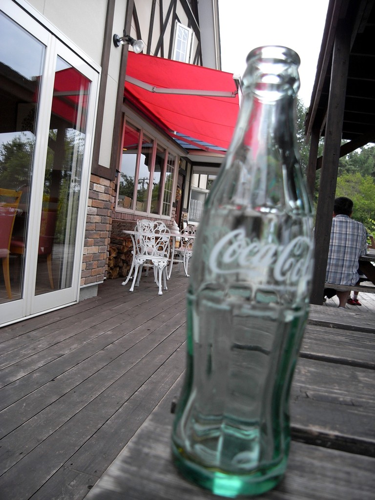 空き瓶とテラス