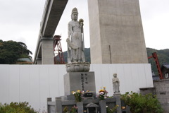 観音様と新旧餘部鉄橋