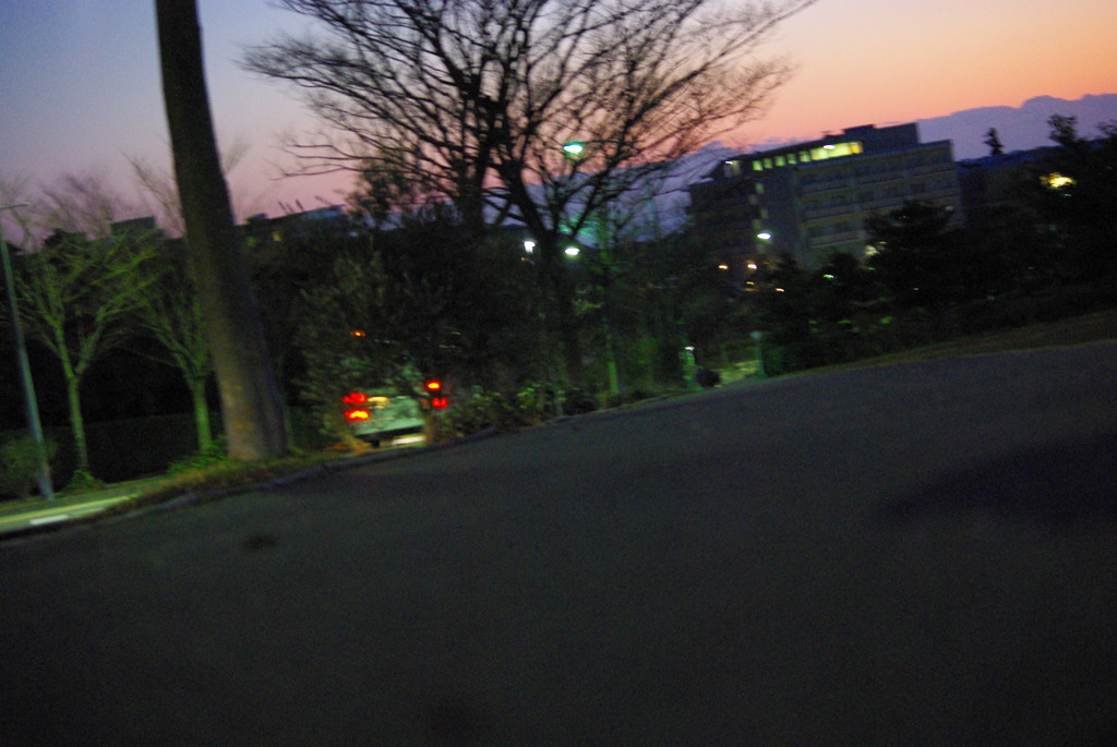 ハァ・・・・ハァ・・そっ　、そのバス・・待ってくれー！！