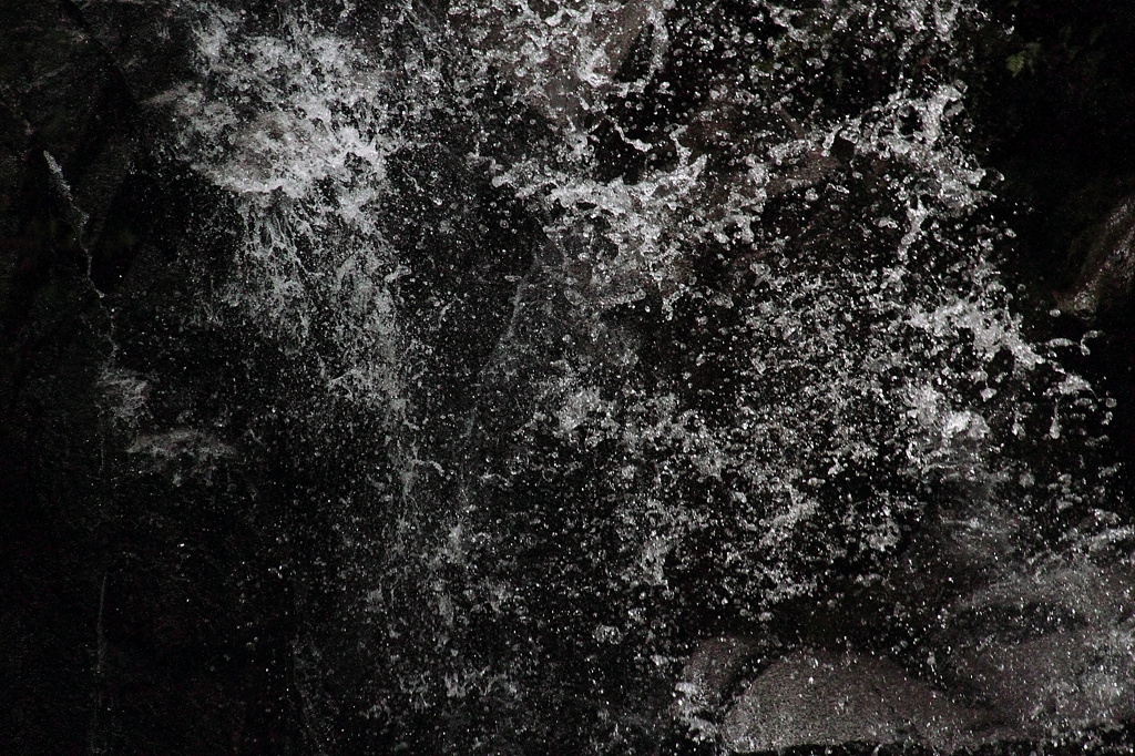 水・・跳ねる・・・