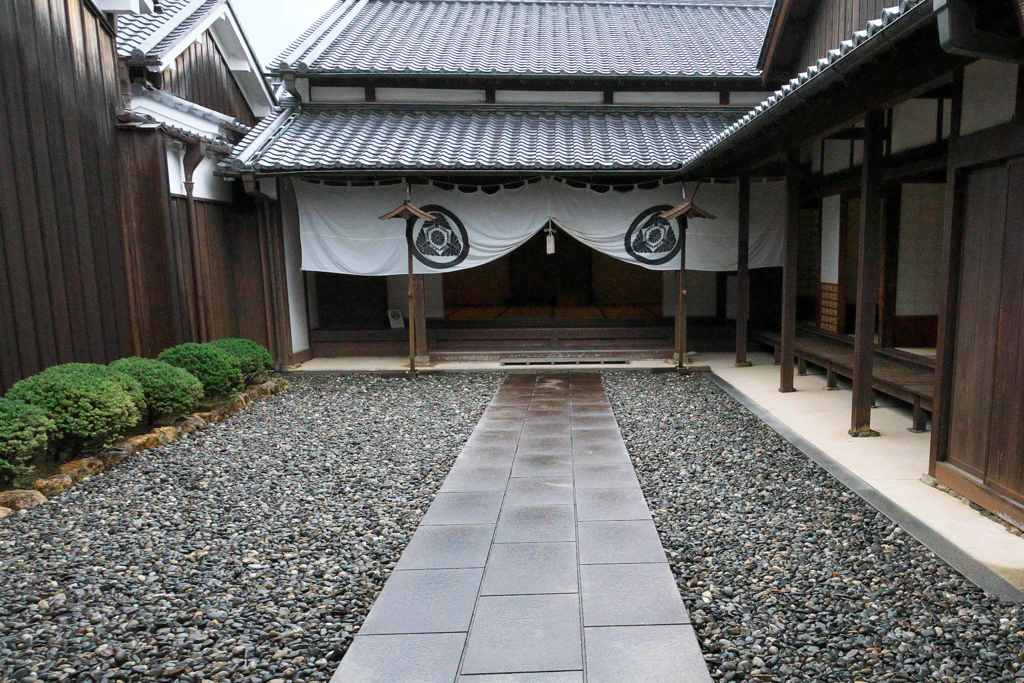 雨の本陣