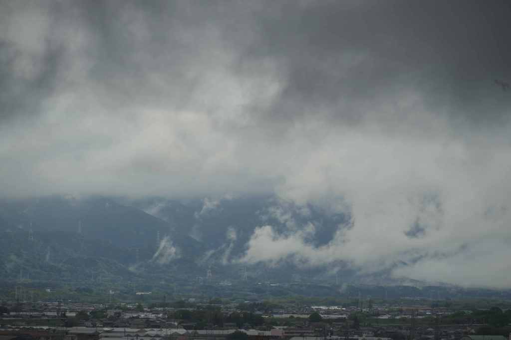 雨上がりの山々