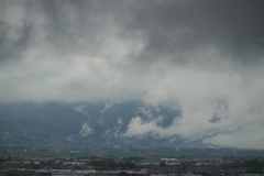 雨上がりの山々