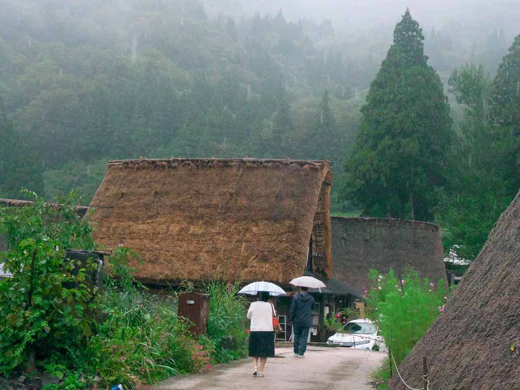 雨の合掌村