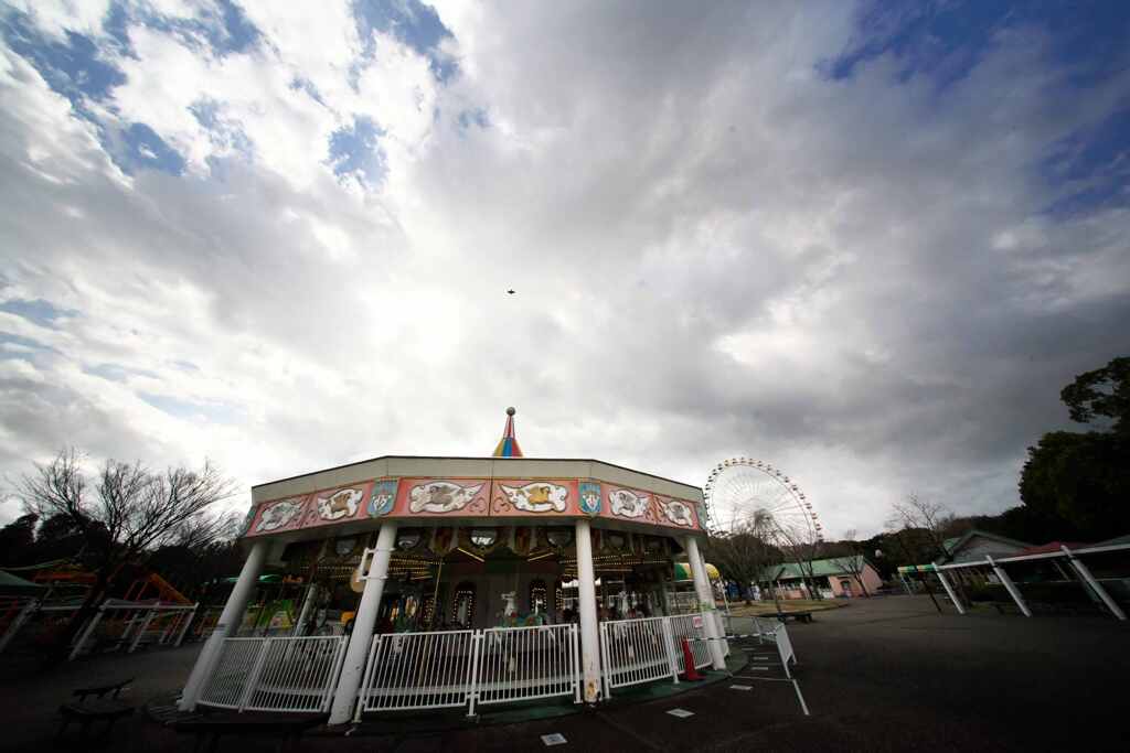 雨が降りそうな遊園地