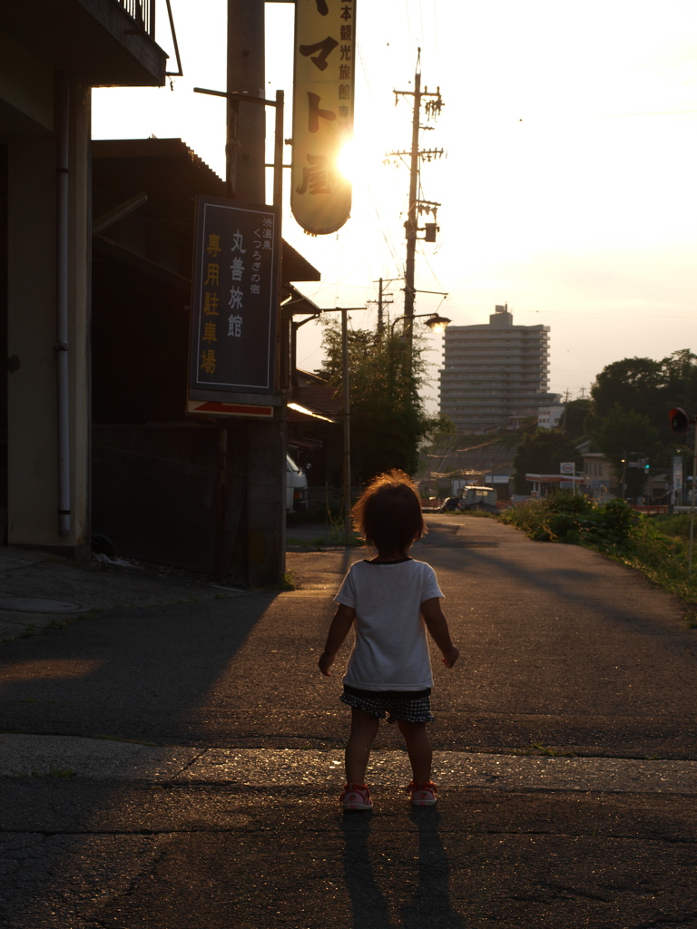 温泉街の夕暮れ