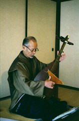 琵琶を弾く男性
