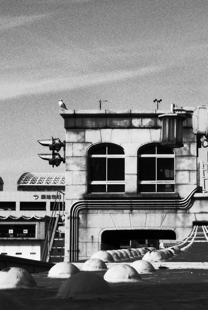 街歩き　銀色の空