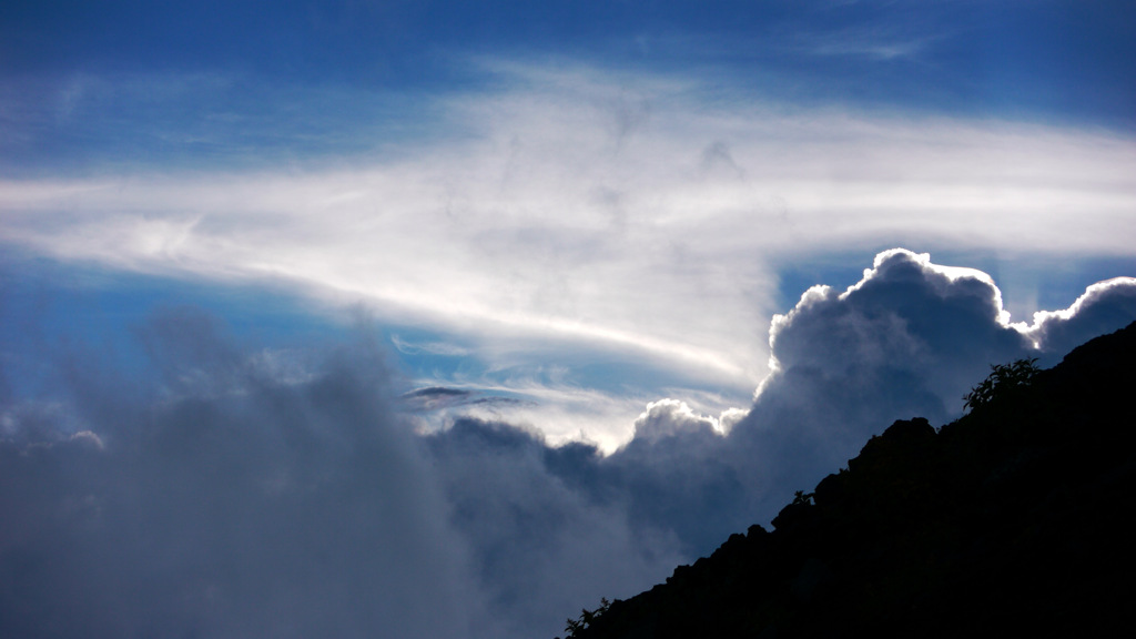 立ち込める雲