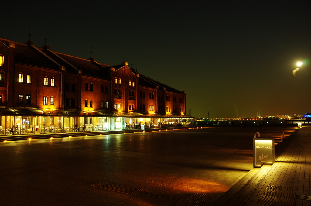 赤レンガ倉庫と月