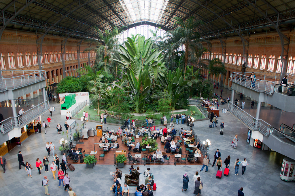 マドリード・プエルタ・デ・アトーチャ駅構内の植物園