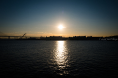 港に朝日が昇るころ