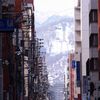雪山が見える街