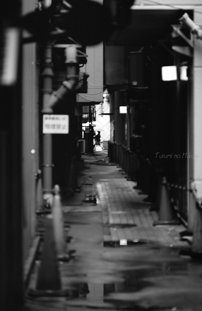 路地を覗けば雨傘が見える