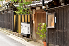 黒い板塀のある街