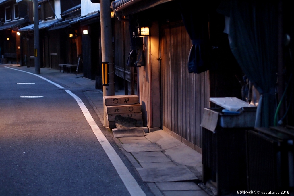 振り返ると行燈が灯る街かど
