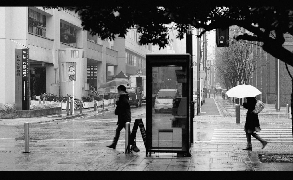 霧雨に霞む街