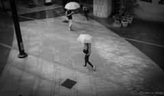 二人は雨の日にすれ違い