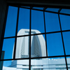 窓越し　青空　白いホテル