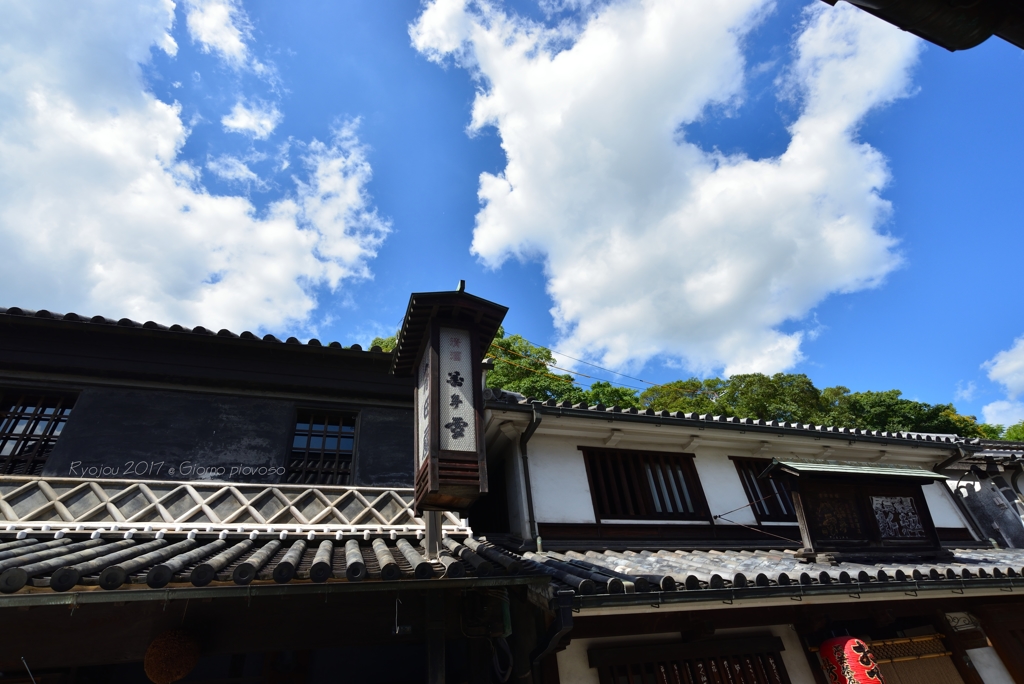 屋根瓦の向こうは青い空