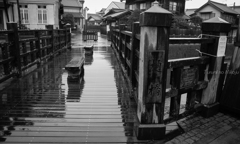 桶橋　雨に濡れる