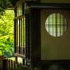 新緑と円窓と