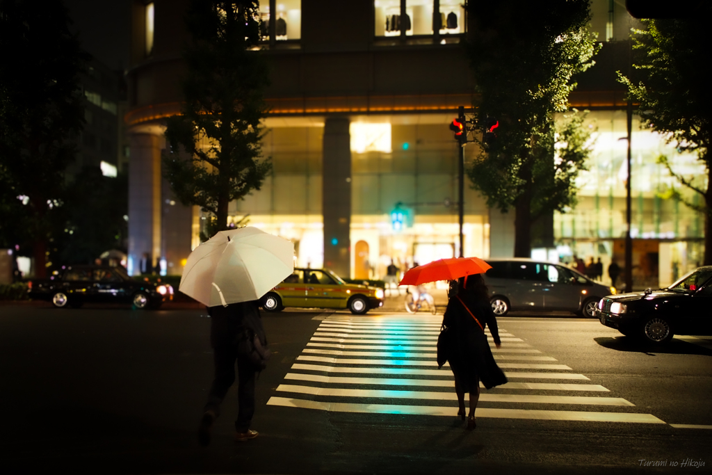 雨の夜・・白い傘と赤い傘