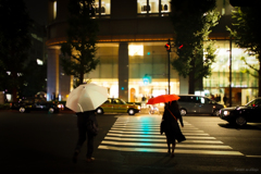 雨の夜・・白い傘と赤い傘
