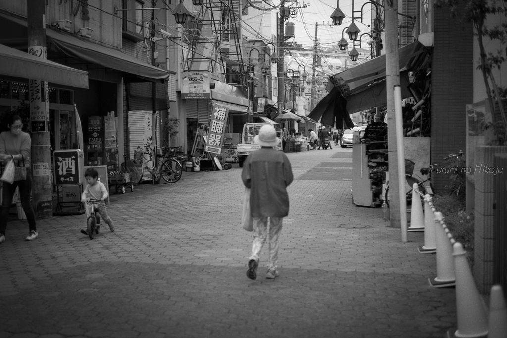 閑散として