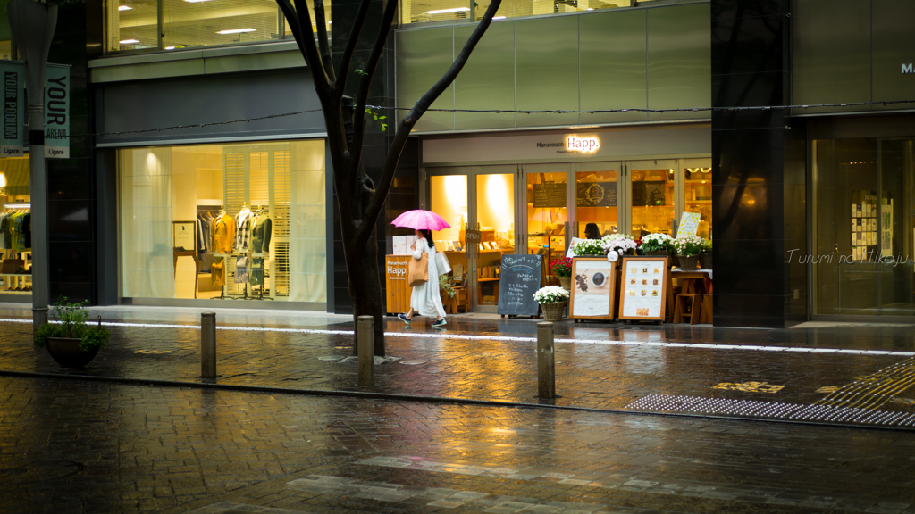 雨傘が弾む街角