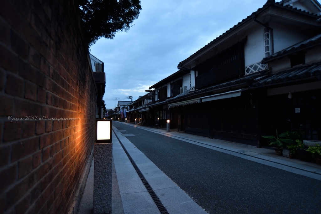 赤煉瓦の塀がある街並みに朝が来て