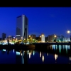 街の灯りを映す海