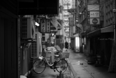 雨の裏路地