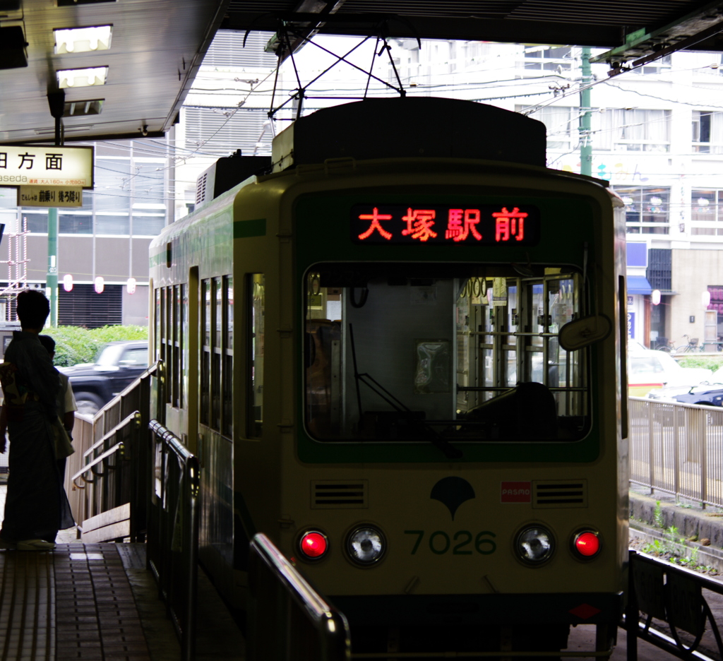 足跡も影も残さないで　辿り着けない山の中へ