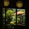 お蕎麦屋さんの窓辺