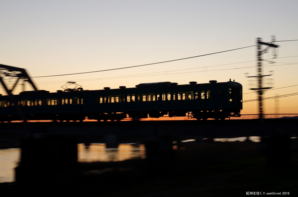 車窓は夕焼け小焼け