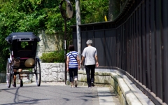 黒い板塀のある散歩道