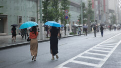 青色の雨が降る日